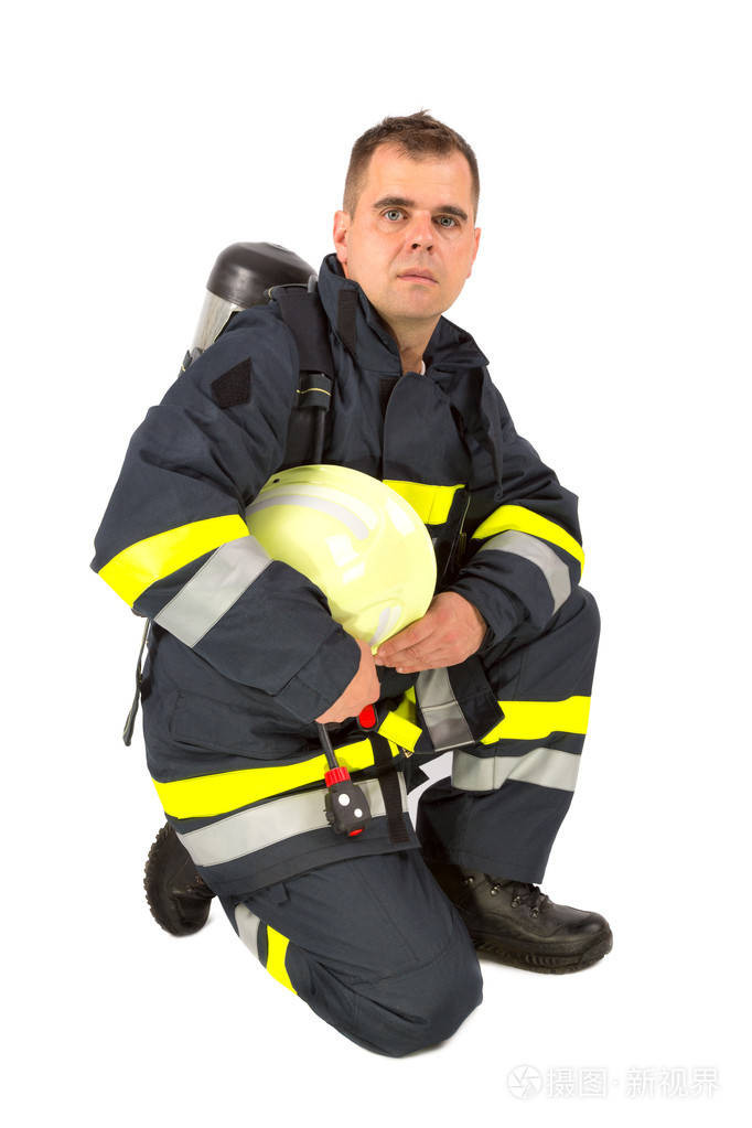 消防员在孤立在白色的制服