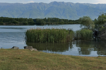 凯尔基尼湖和山