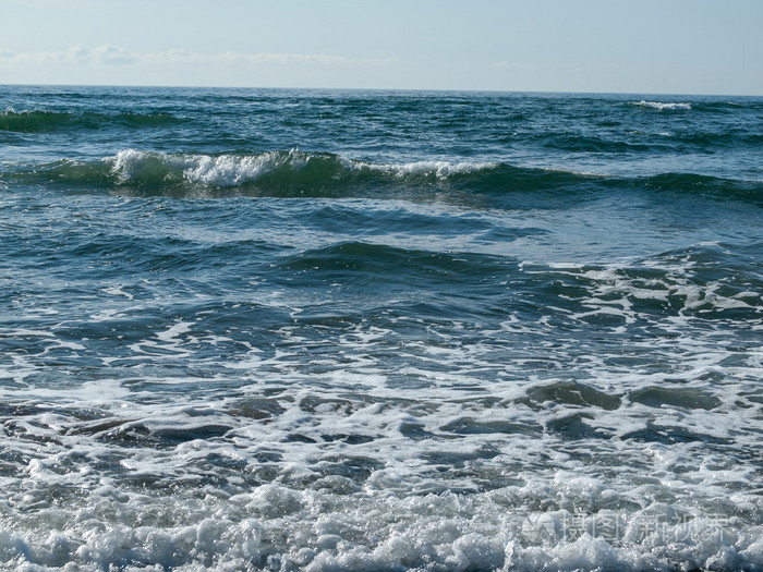 海浪在阳光明媚的一天