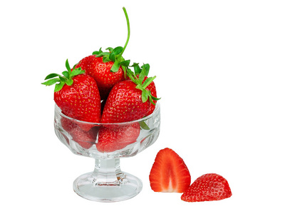 草莓在孤立的白色背景上有一个玻璃花瓶