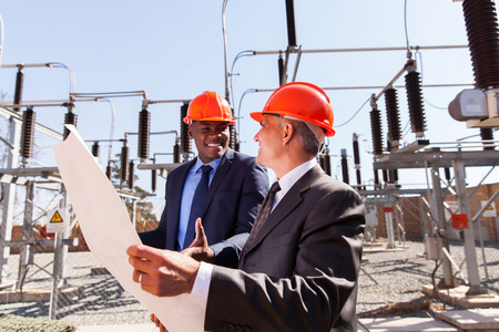 工业管理层持蓝图照片