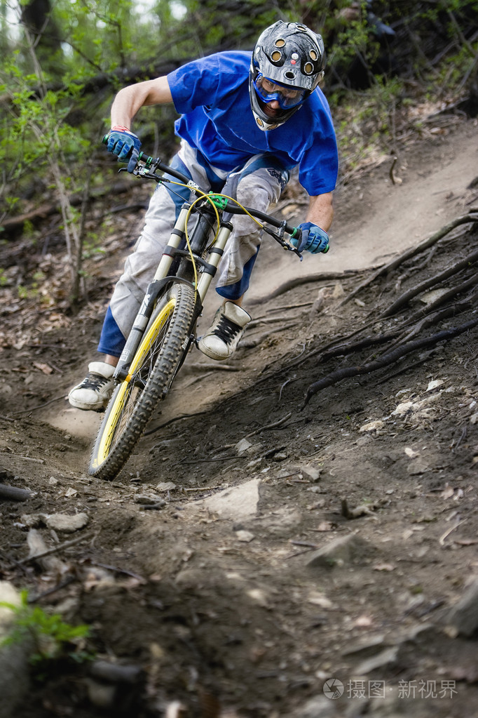 mountainbiker森林自行车下坡