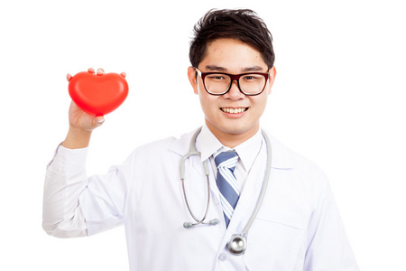 亚洲男医生显示红色的心