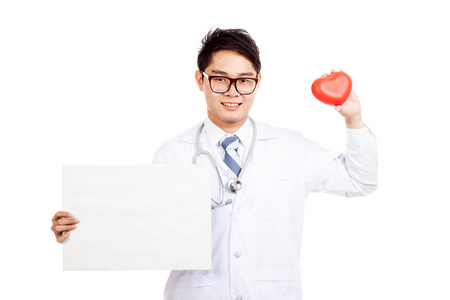 亚洲男医生用红色的心和空白标牌