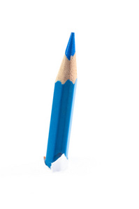 蓝色的铅笔紧靠白色背景