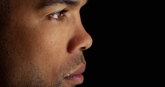 非洲人脸的侧面图照片