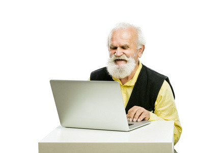 大胡子的老人与笔记本电脑