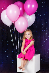 粉色气球的小女孩