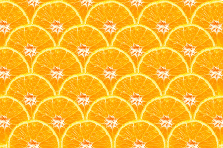 一半的孤立在白色背景上的橙色