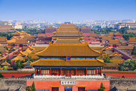 吉维特镇中心,靠近比利时边境的查理蒙特要塞,默兹河,有塔楼和教堂