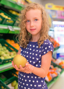 苹果在杂货店的小女孩