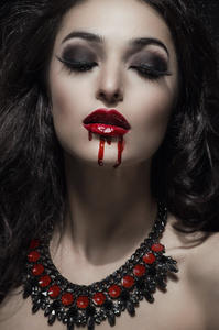 哥特式吸血鬼女子肖像图片