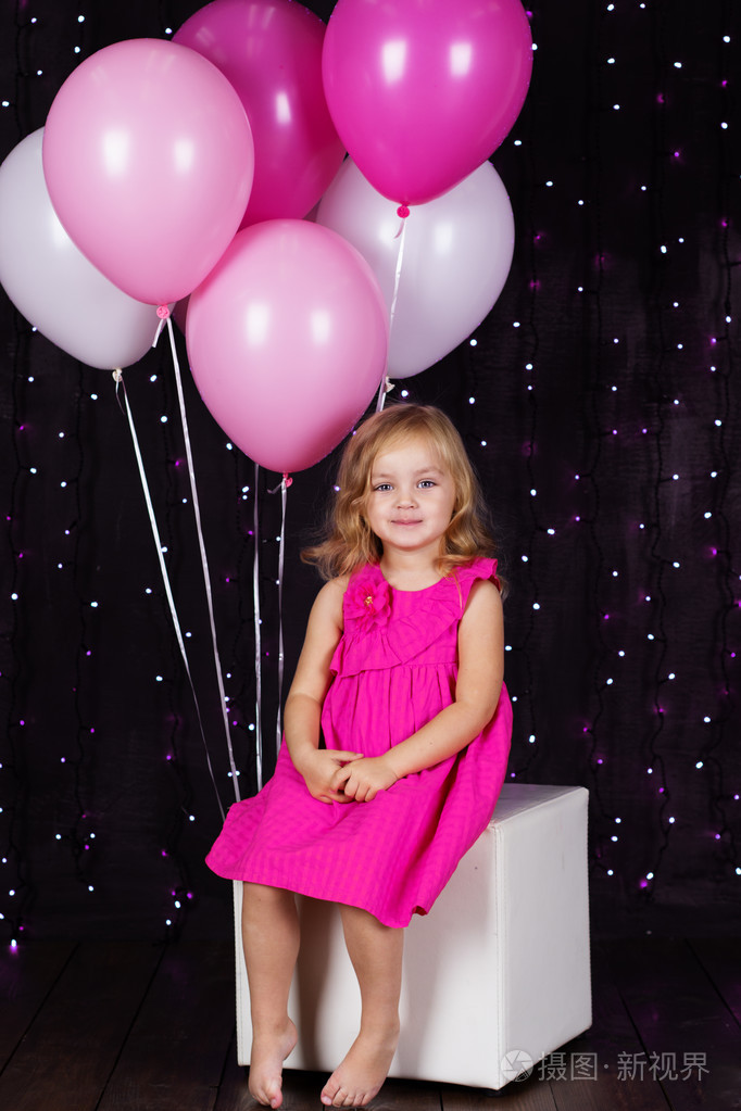 粉色气球的小女孩