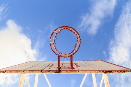 篮球圈带保持架与蓝蓝的天空背景