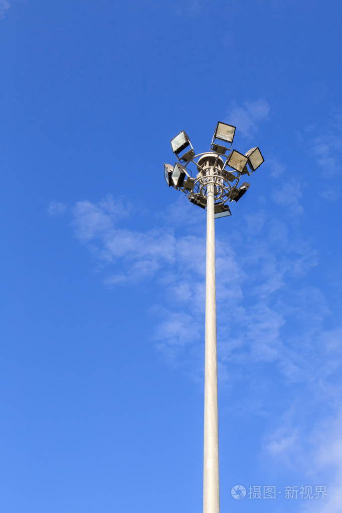 现货灯杆与蓝蓝的天空在公园里