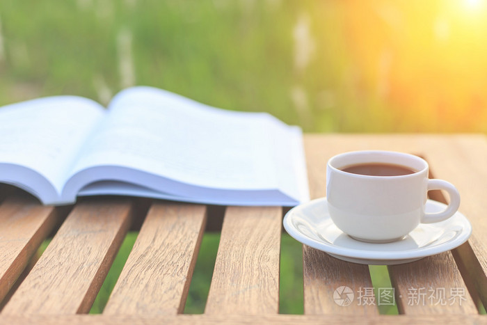 咖啡杯和早上在桌子上的书