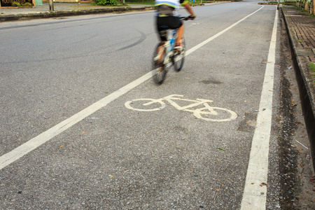 自行车标志或图标和运动在公园里骑自行车的人