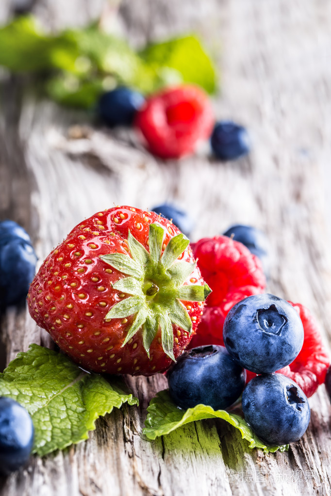 蓝莓, 树莓, 草莓.花园和森林水果
