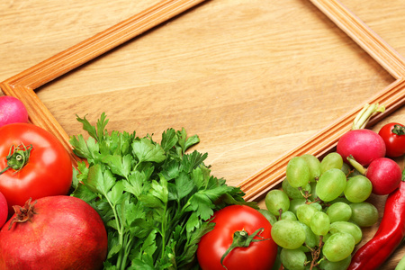 夏天框架与新鲜有机蔬菜和水果在木制的背景上