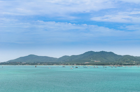 在绿色的大海与蓝天 在查湾，普吉湾船