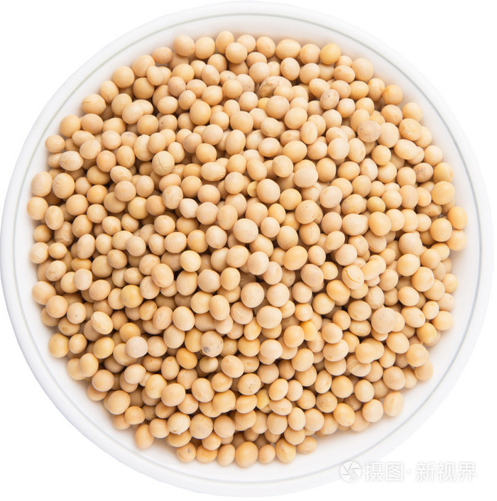 白色碗中的大豆白色背景