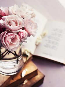 美丽的花瓶中的玫瑰