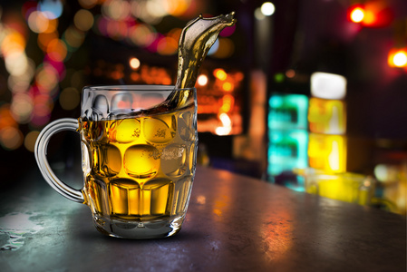 酒场景杯啤酒与酒吧场景照片