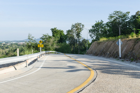 森林国家公路下坡