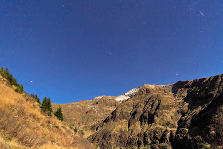 在 Fagaras 山上布满星星的夜空