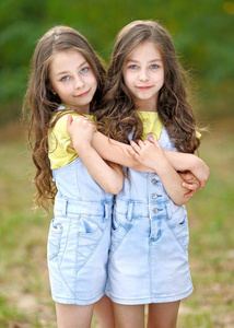 两个小女孩双胞胎的肖像