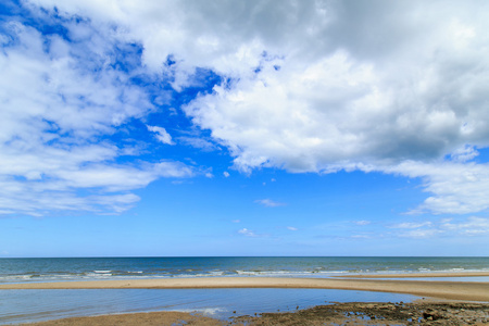 热带的大海和蓝天在华华欣，泰国