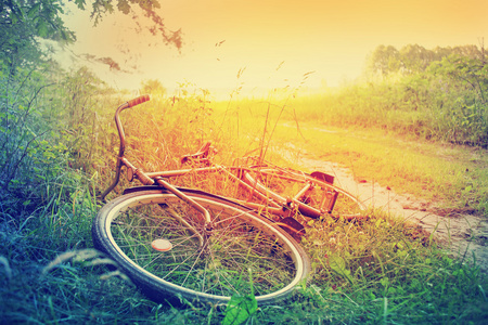 在日落风景与自行车