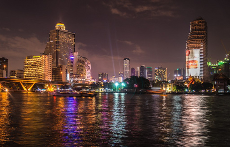 河和曼谷夜景照明与建筑的夜景