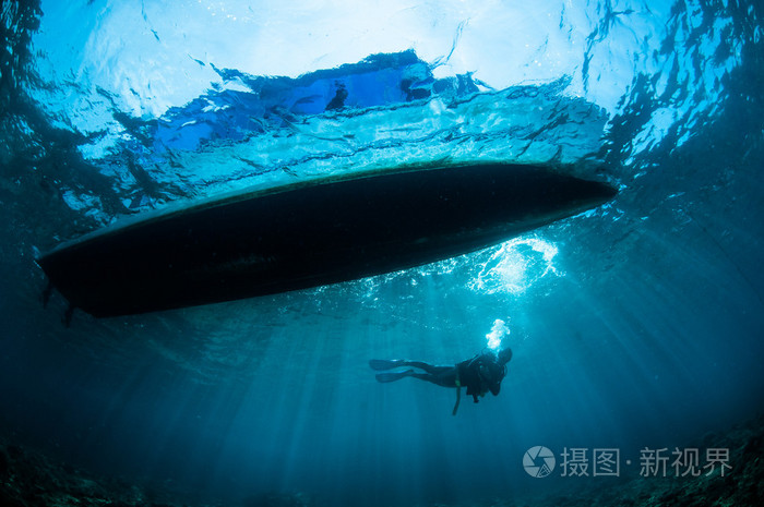 下面在哥伦,印尼船水下阳光