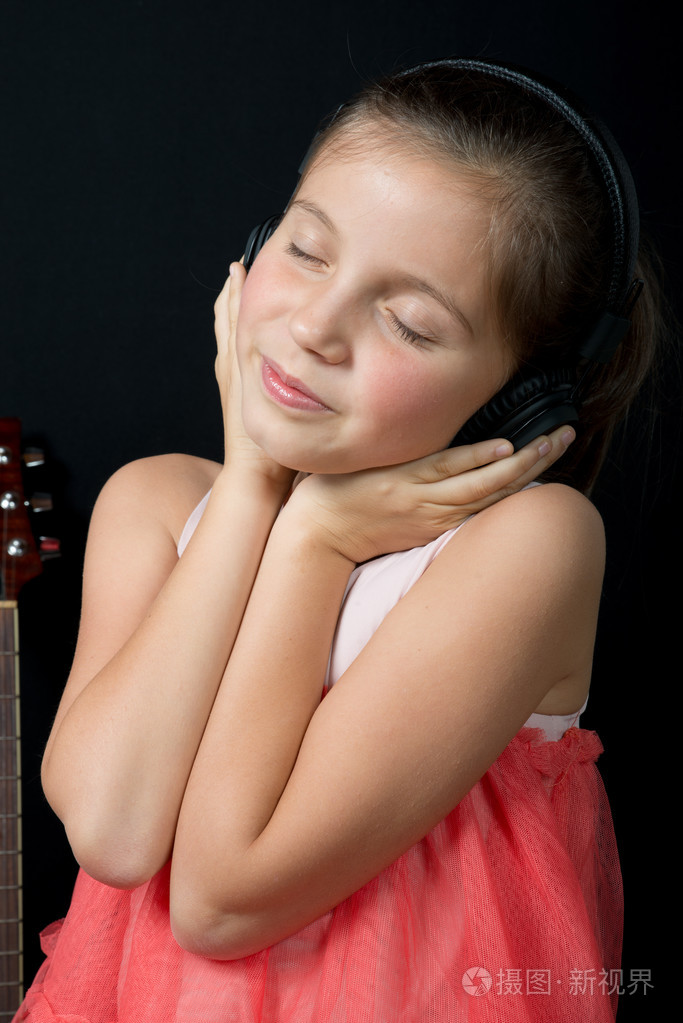 可爱的小女孩,听着耳机的音乐