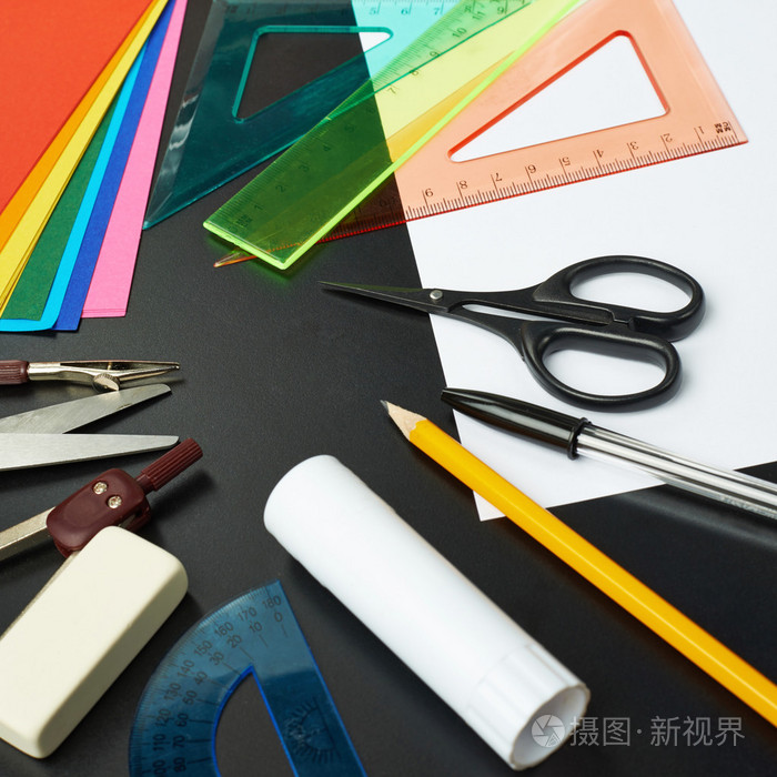 桌子上布满了多个文具