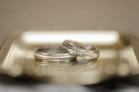 在一个金色的盘子上的结婚戒指