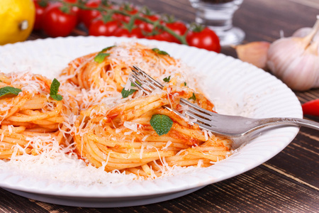 意大利通心粉加蕃茄酱 奶酪和薄荷