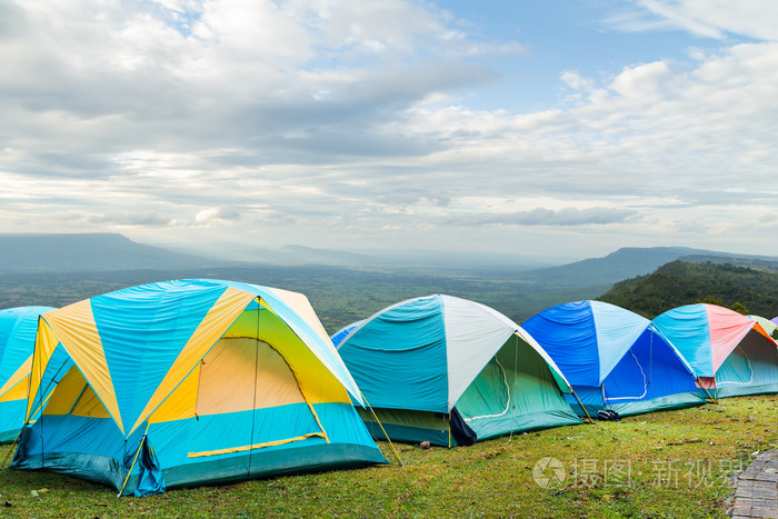 集团的旅游帐篷在山岗上，