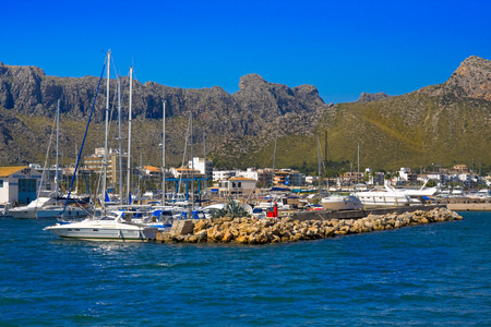 游艇在港口和港口 de 日落，西班牙东北海岸山脉岛屿在欧洲地中海马略卡岛