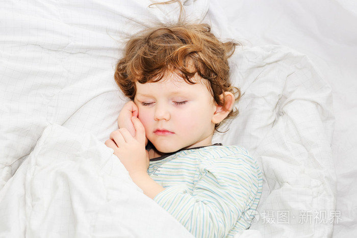 可爱的孩子睡在床上