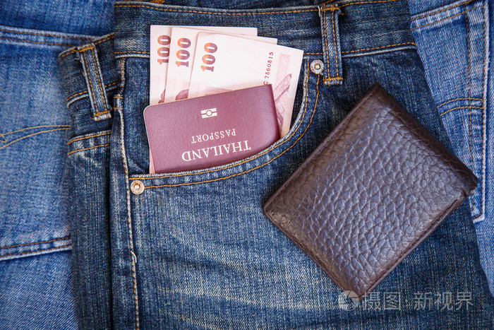 泰国护照和粗斜纹棉布牛仔裤口袋里的钱