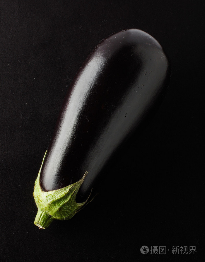 茄子上黑色织物背景孤立