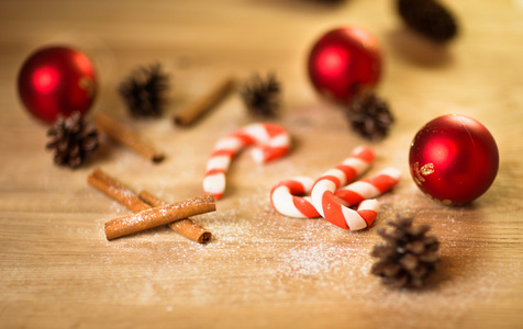 节日装饰用木背景上的糖果与圣诞装饰品圣诞饼干