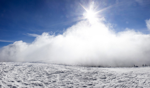 冬季景观与雪盖山和蓝蓝的天空