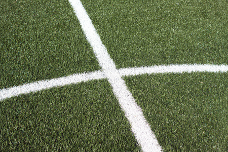 一个足球场与合成青草和白线的一部分
