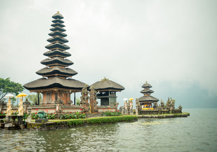 在布拉坦湖清水寺