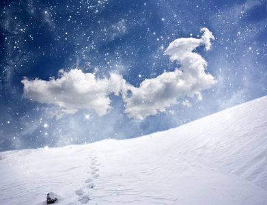 冬季景观与雪盖山和蓝蓝的天空