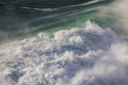 强大波的大西洋，蓬德萨格里什葡萄牙