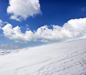 冬季景观与雪盖山和蓝蓝的天空